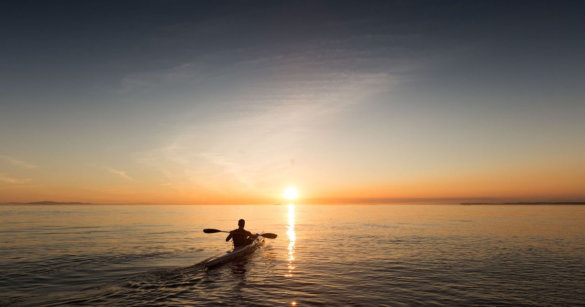VBKPoems's tweet image. The Horizon: Photo Credit: Unknown Standing on the beachSplit up in twoMy mind roams among the cloudsMy heart's buried deep in the ocean. I look out on a horizonWhere seams run between the sea and the blue, and I wonder if in timethe waves of my heart… crevassesofbeautifulsouls.blogspot.com/2018/03/the-ho…