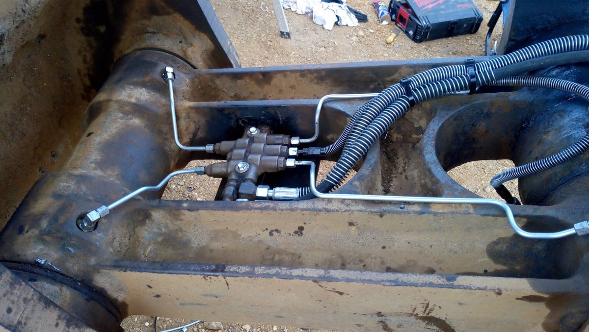 Graham_Imms's tweet image. An older Volvo EC460B having an overhaul of its autogreasing system. 
@GroupHES on site for the customer saving him thousands compared to the existing quote from the system manufacturer. #lubrication #greasing #groeneveld #dedicationtolubrication #construction