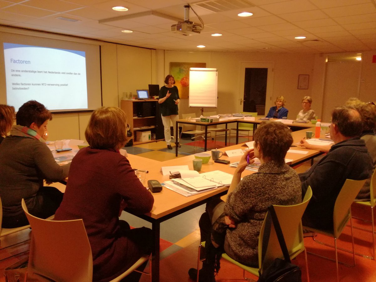 LEV_irene's tweet photo. Vanavond 2e #taaltraining @Lezenschrijven voor taalvrijwilligers in @gGeldrop_Mierlo, georganiseerd door @LEVgroep. 12 deelnemers aanwezig. Docent Marian Middelkoop https://t.co/HJlHlwIqfj