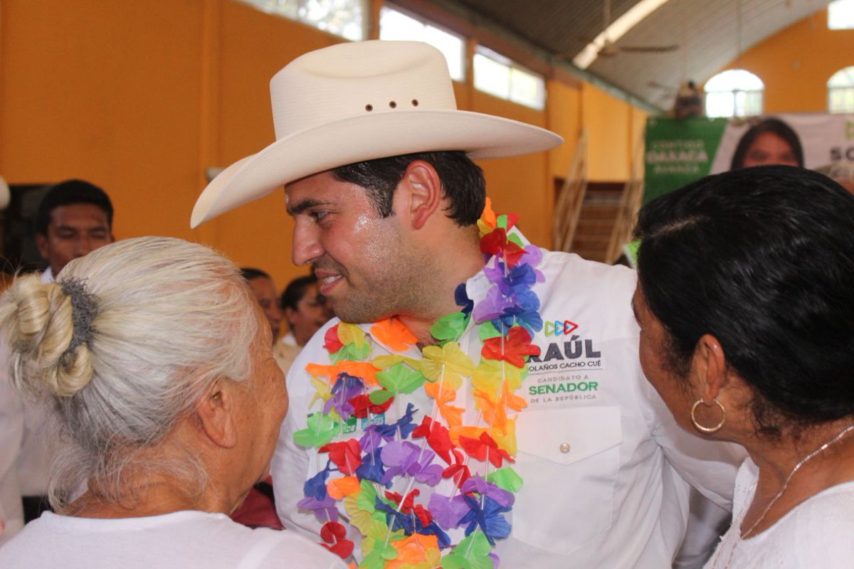 RaulBCCue's tweet photo. Será un honor representar a las familias de Loma Bonita en el Senado de la República, por ello, hoy nos comprometimos a tener una agenda conjunta de trabajo para impulsar su desarrollo. Agradezco su apoyo y confianza. ¡No les voy a fallar! https://t.co/xqlKIHsPYm