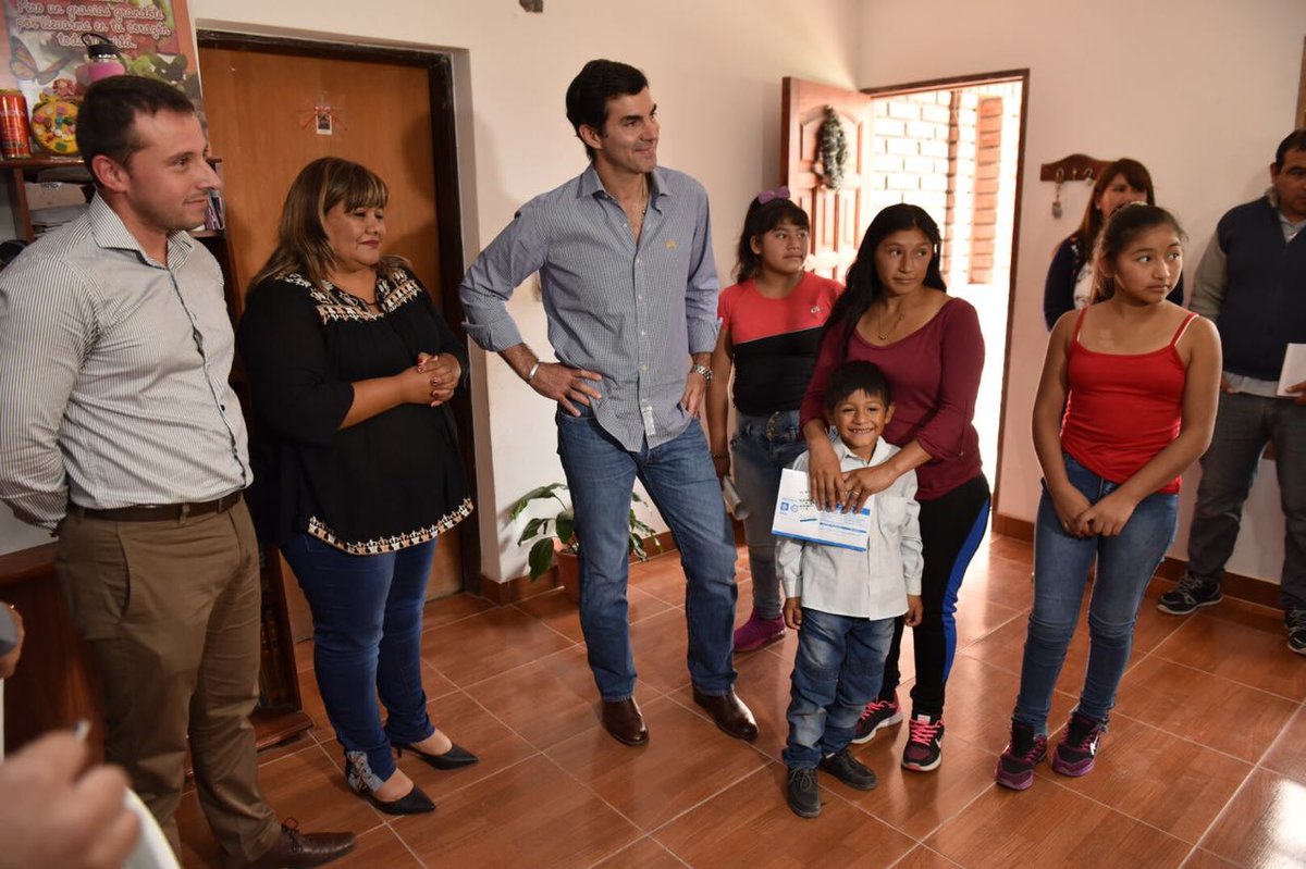 UrtubeyJM's tweet photo. La cara de felicidad de Noelia me emociona. Con su DNI en la mano, sabe que dio el primer paso para inscribir a sus hijos a la escuela y que ya puede hacer trámites, obtener beneficios... Ahora le toca tramitar el DNI a sus 3 hijos. ¡Me pone muy contento por ella y su familia! https://t.co/XvRSQthmej