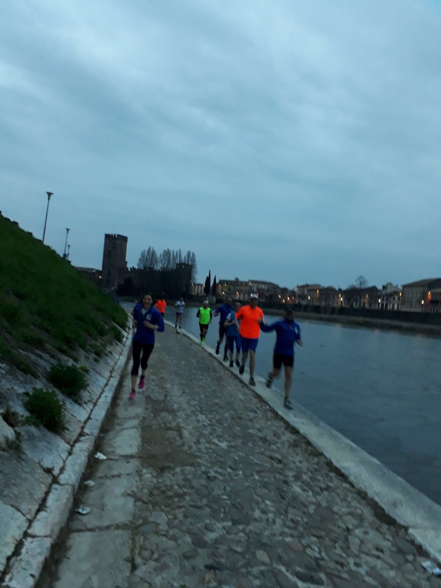 straveronaRTeam's tweet photo. Un grande gruppo per un grande allenamento! Forza #straverona e il suo running Team https://t.co/Of4WYWuQUC