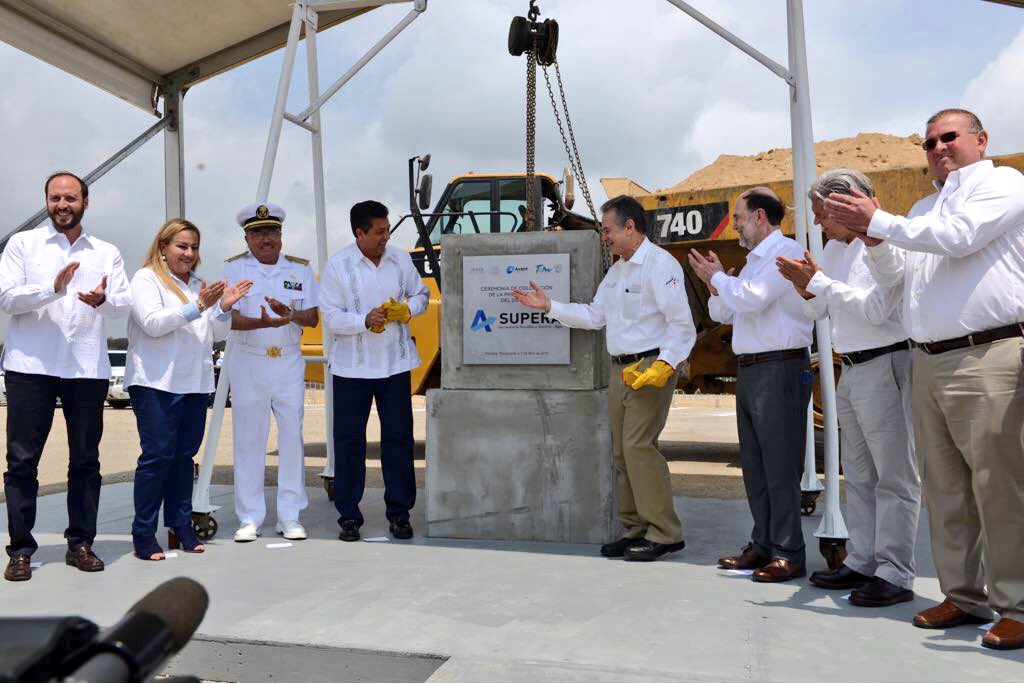 SENER_mx's tweet photo. Con la colocación de la primera piedra, inició hoy en Altamira, Tamaulipas, la construcción del Sistema de Suministro de Petrolíferos Altamira–Bajío de la empresa @AvantEnergyMex. https://t.co/PjEoGhWJKP