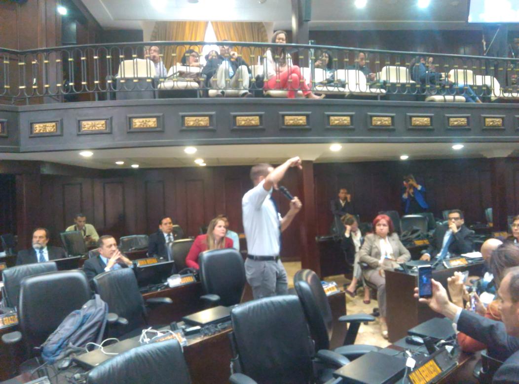 AsambleaVE's tweet photo. Diputado @JuanRequesens,  Pusimos en riesgo nuestras vidas y a veces me pregunto por qué fueron otros y no nosotros. "No voy a dejar que esta gente gobierne en paz, hay que sacarlos de Miraflores". https://t.co/zlWRzYKgMK