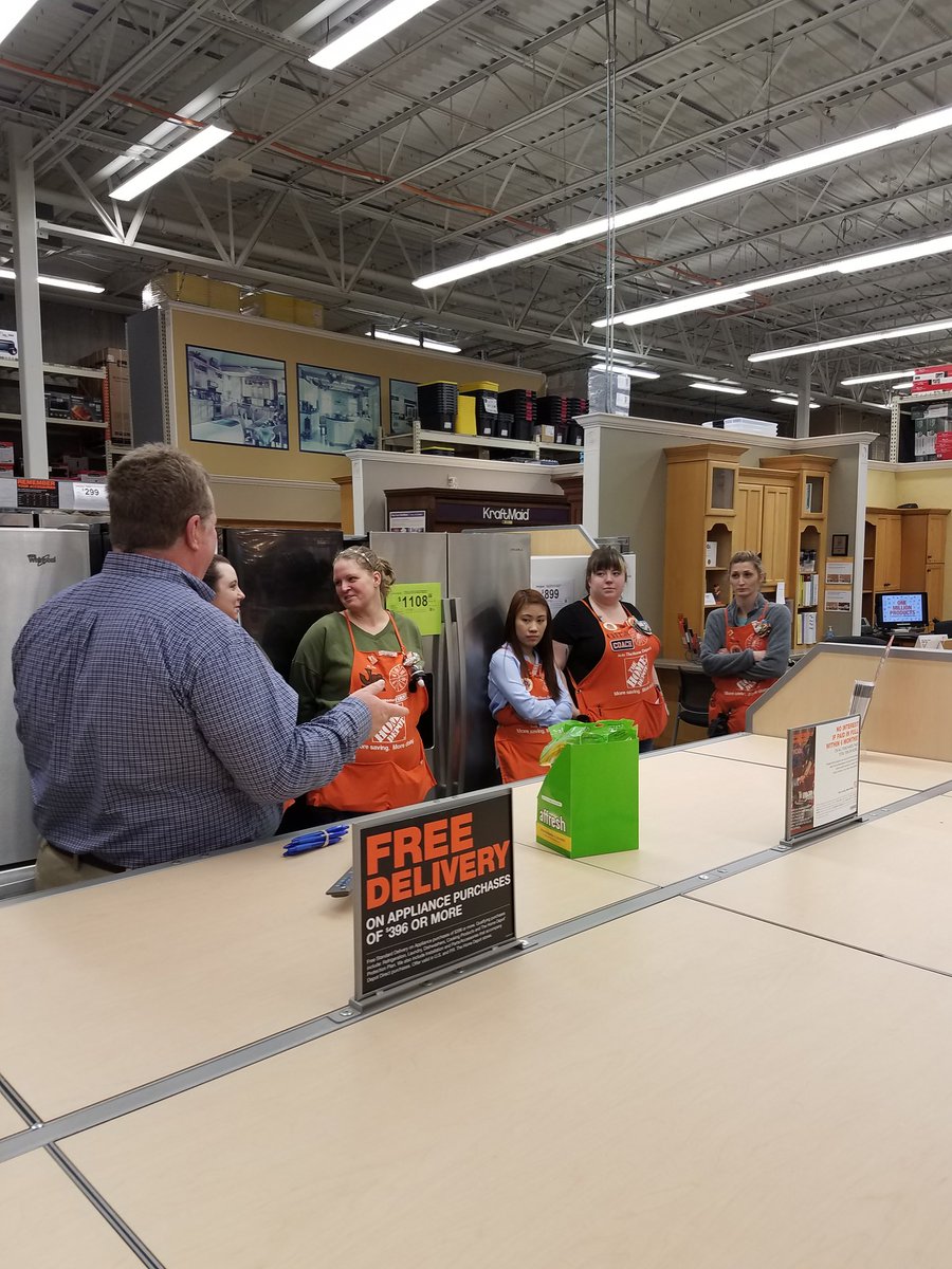 UhlikJosh's tweet photo. Specialty Tuesday with whirlpool rep.  Great product training going on here at 2214. @THDTHEHODGE @DanielMooreTHD @bridwell_kayla @RauschRose @chalkoutlin3 @morganerhea https://t.co/Lzp7Bu8MII