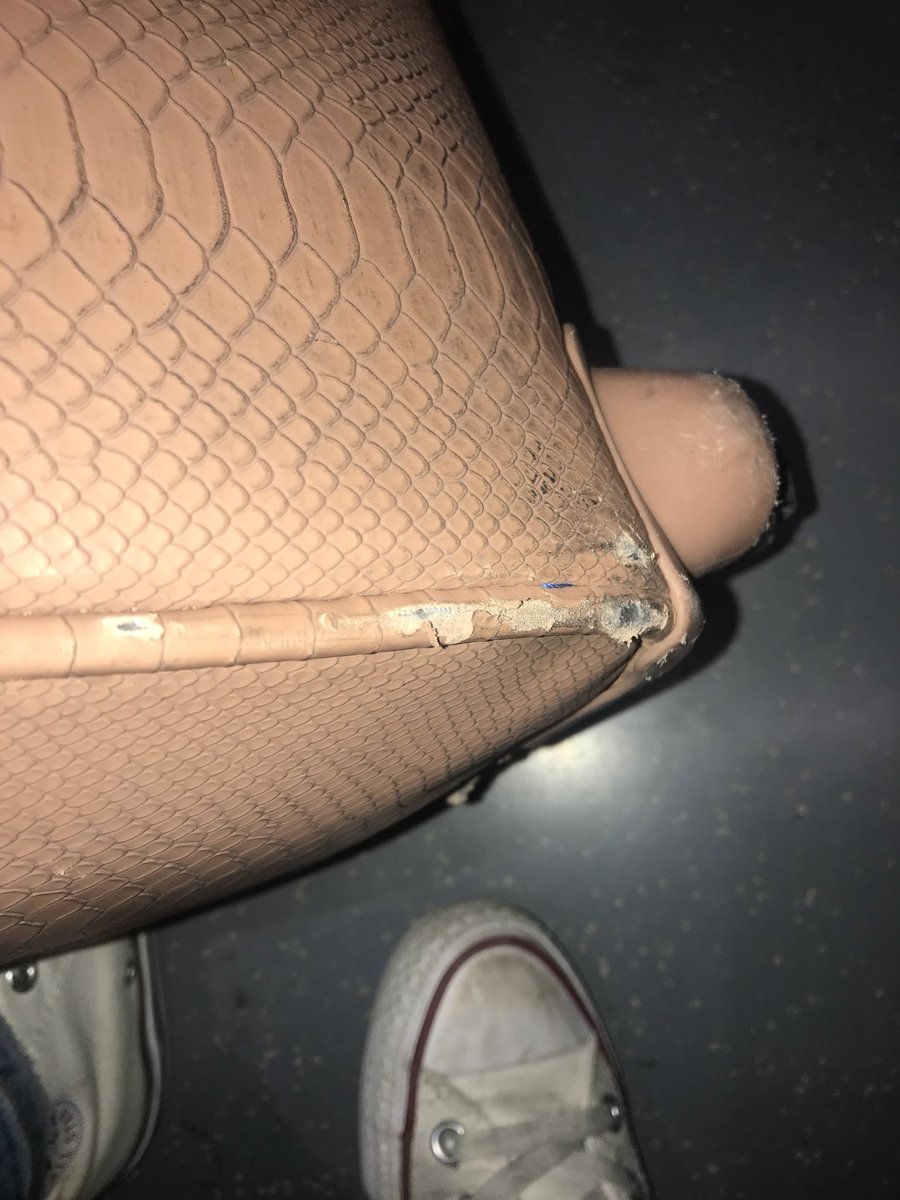 sinituini's tweet photo. @iberiaexpress Mi vuelo de ayer Sevilla-Madrid. Mi maleta estaba intacta. ¿Me podríais dar una explicación, por favor? Gracias. https://t.co/hHgui3SAgs