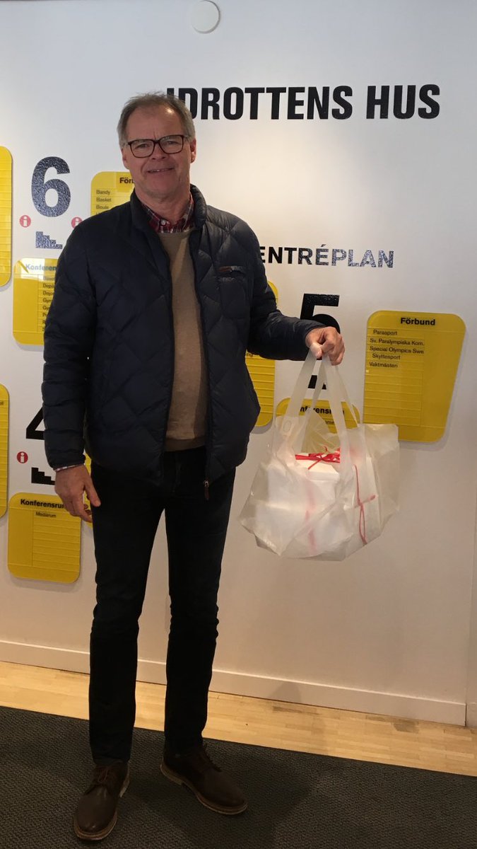 Vi ska äta Pernillatårta för hennes fantastiska Majorseger✌️Sen åt vi och nu är allt uppätet🎂🎂 🎂Personalen jublar och i morgon kommer <a href="/patrikgolf/">Patrik Jonsson</a> och berättar om ditt äventyr <a href="/pernillagolf/">Pernilla Lindberg</a>