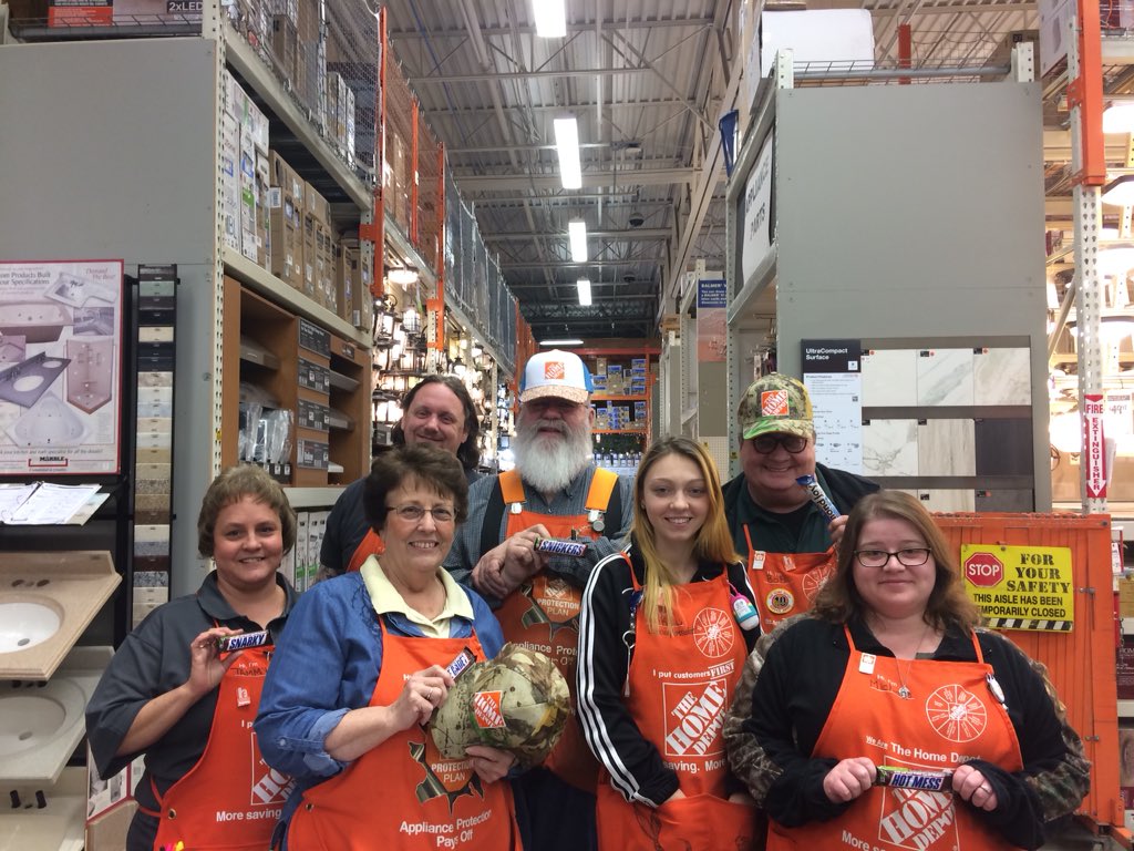 Hats and snickers for specialty Tuesday <a href="/jcmiller0770/">Jason Miller</a> <a href="/CowlesDoug/">Doug Cowles</a> @GardnerD314CBUS