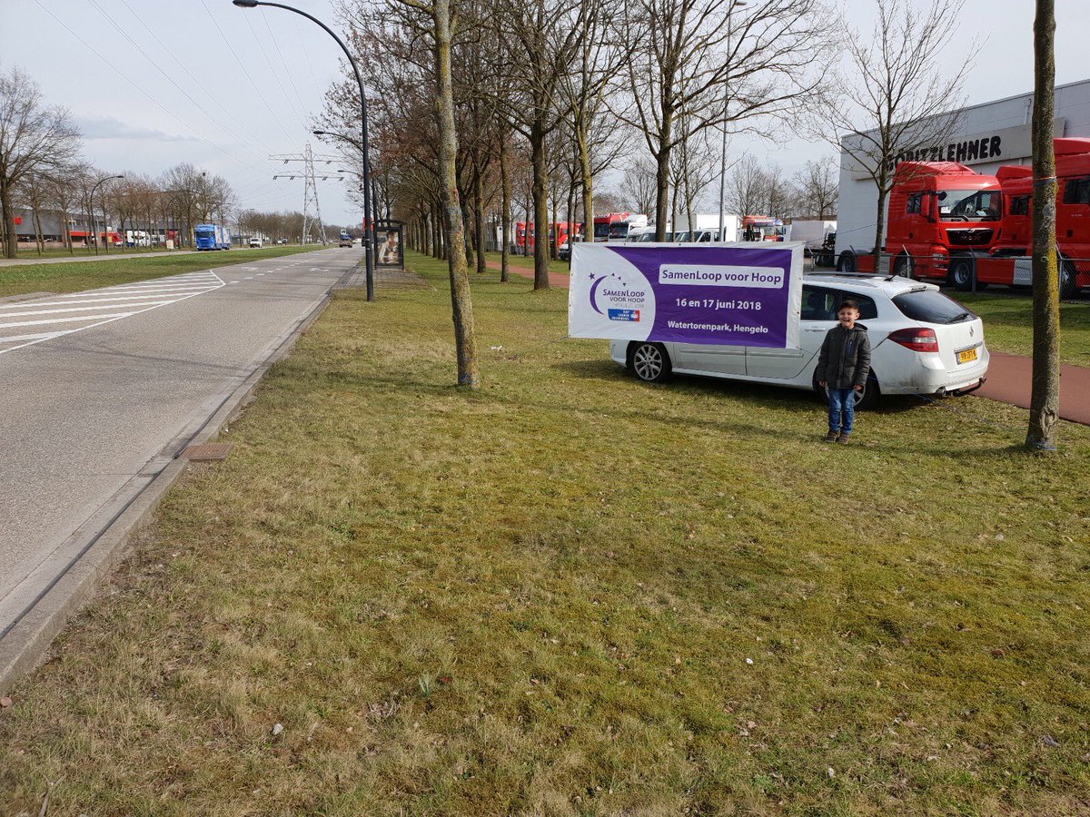 SLvHHengelo2018's tweet photo. KWF Hengelo is begonnen met het plaatsen van spandoeken om de SamenLoop voor Hoop in het Watertorenpark aan te kondigen.
Op 16 en 17 juni as vindt dit prachtige evenement plaats. De komende week zullen er nog veel meer spandoeken volgen.
Kijk ook op https://t.co/z7Cng0zXtR https://t.co/E31qQUEJpO