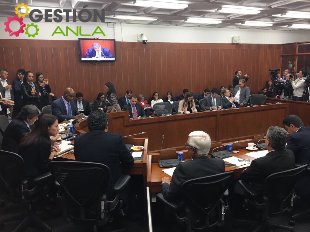 ANLA_Col's tweet photo. #AEstaHora presidente de @ECOPETROL_SA , Felipe Bayón, explica en Comisión V Senado, cómo avanza plan de contingencia afloramiento pozo #Lisama 158. El afloramiento está controlado y continúa plan de restauración, señala. https://t.co/Q7ztBvZGTT