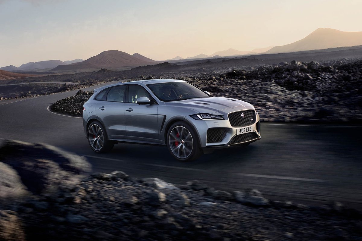 french_driver's tweet photo. V8 de 550 chevaux et 680 Nm de couple, 0 à 100 km/h en 4,3 secondes : voici la nouvelle #Jaguar #FPace #SVR ! https://t.co/iW0aOFb0uX #FrenchDriver https://t.co/kWZn4SS0FX
