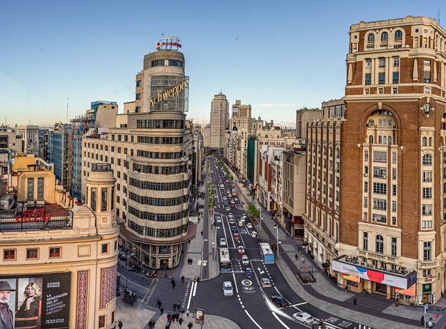 Los trabajos para ensanchar las aceras de Gran Vía comienzan esta noche por los números pares eldiario.es/madrid/trabajo… Lo cuenta @FatymaCaballero