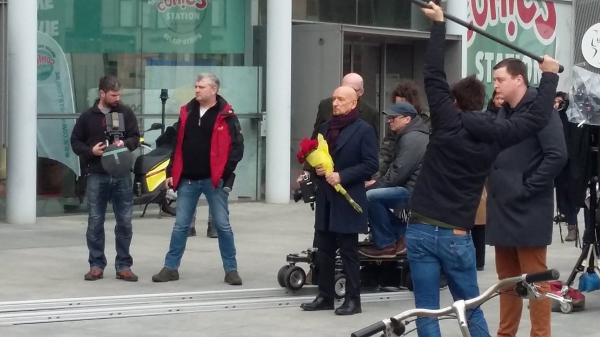 M_Adriaensen's tweet photo. Als je dagelijkse pendelrit een extra dimensie krijgt: Oscarwinnaar Sir Ben Kingsley en Monica Bellucci aan Antwerpen-Centraal. #spiderintheweb https://t.co/LWiwWkvJ3j