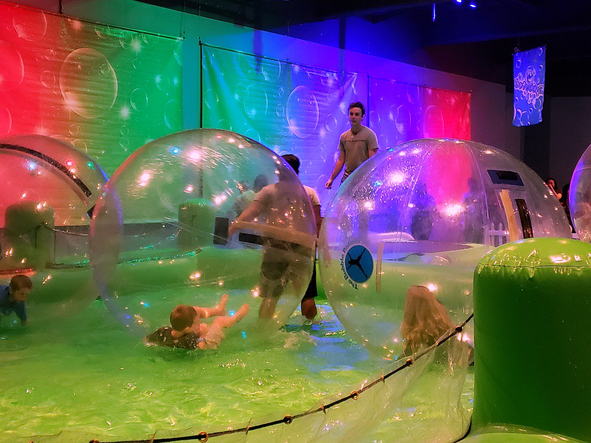 notasdemama's tweet photo. Bubblefest está de vuelta en @DiscoveryCubeOC hasta el 8 de abril ofreciendo la oportunidad de realizar diferentes actividades con burbujas, y aprender más sobre la ciencia detrás de esta jabonosa diversión. https://t.co/kODUH24Ilz #discoverycubeoc #BubblefestOC #bubblefun https://t.co/MtbeDSUgPL