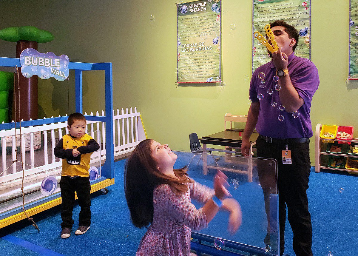 notasdemama's tweet photo. Bubblefest está de vuelta en @DiscoveryCubeOC hasta el 8 de abril ofreciendo la oportunidad de realizar diferentes actividades con burbujas, y aprender más sobre la ciencia detrás de esta jabonosa diversión. https://t.co/kODUH24Ilz #discoverycubeoc #BubblefestOC #bubblefun https://t.co/MtbeDSUgPL