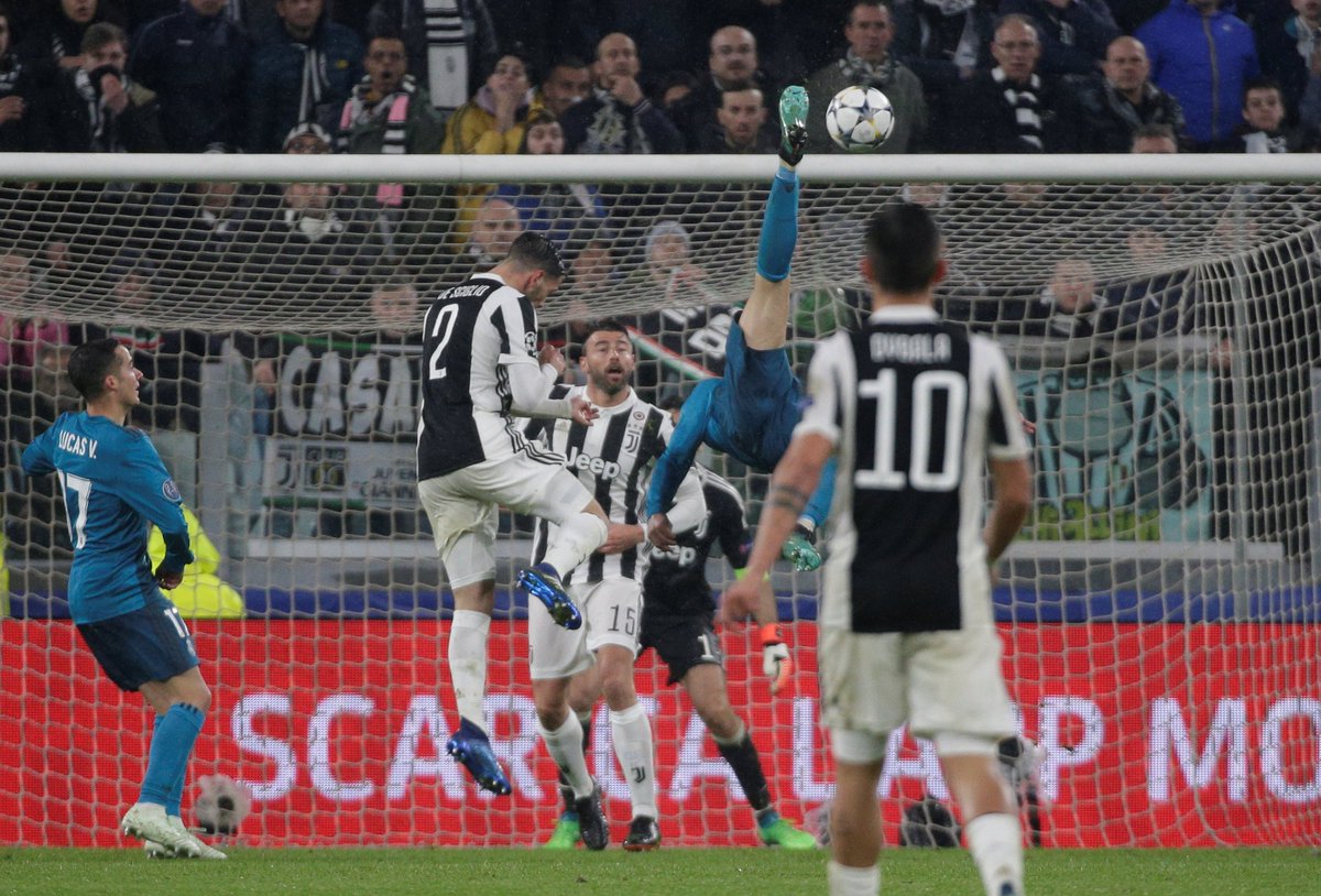 Squawka_Live's tweet photo. The goal that cause even the Juventus fans to give a standing ovation. 

Cristiano Ronaldo, take a bow. 👏 https://t.co/5fc33PMZVl