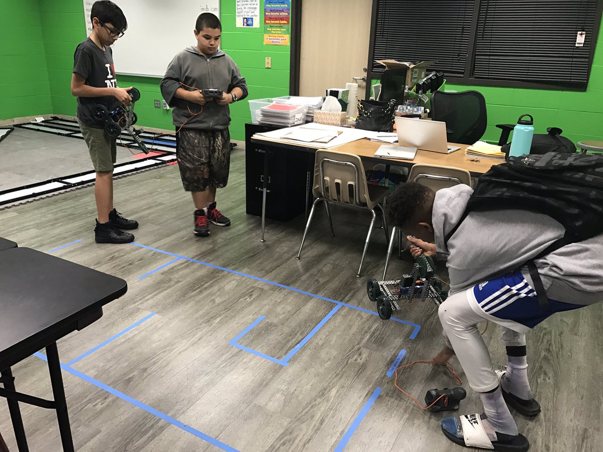 BulldogsBsi's tweet image. Coding their robots to make it through the maze! @BIS_Robotics