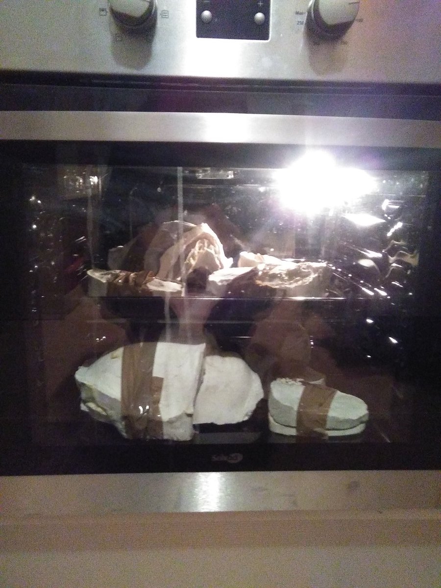ManlimaCosplay's tweet photo. Preparando la cena 🍴
Hoy: #AoKuang a la parrilla
#masterchef #marinado #oidochef #prótesis
Como ya tenemos precalentado el horno después meteremos la pizza 🍕🍕😂 https://t.co/j2jlvoYkOm