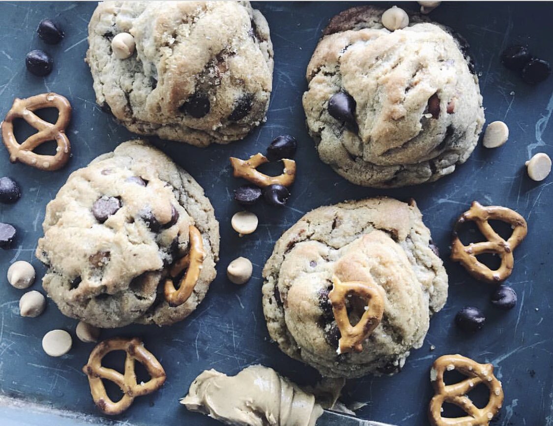cookie_fix's tweet image. “Ask and you shall receive...” Our Peanut Butter Salted Caramel Pretzel  flavor is BACK!!! Crunchy pretzels and chocolate mixed with gooey and fluffy peanut butter goodness🤤➡️ Heaven in a cookie!🍪💗 #CookieFix  #Cookies