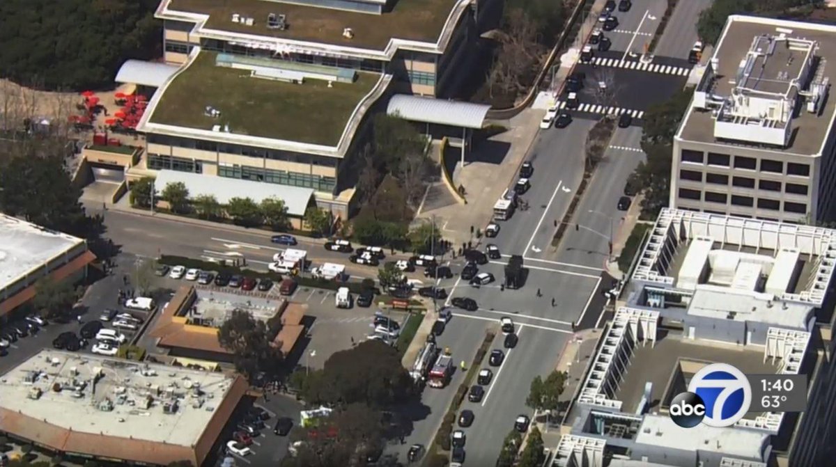 abc7newsbayarea's tweet image. WATCH LIVE: Police are responding to an active shooter situation at the #YouTube headquarters in #SanBruno right now. No information on possible injuries. Sky7 is over the scene now: abc7ne.ws/2GubmdC