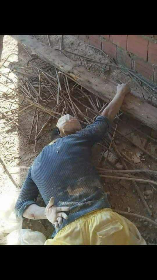 مات من أجل لقمة العيش ولأنه فقير قليل من يترحم عليه
لوكان من المشاهير لوجد آلاف المترحمين عليه الله يرحمه@الغرابي