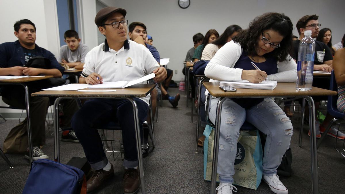 design_higher's tweet photo. For America to expand its economic prosperity, the White House needs to work to strengthen community colleges. https://t.co/id2vYUmtsS https://t.co/2QQAiv1MdL
