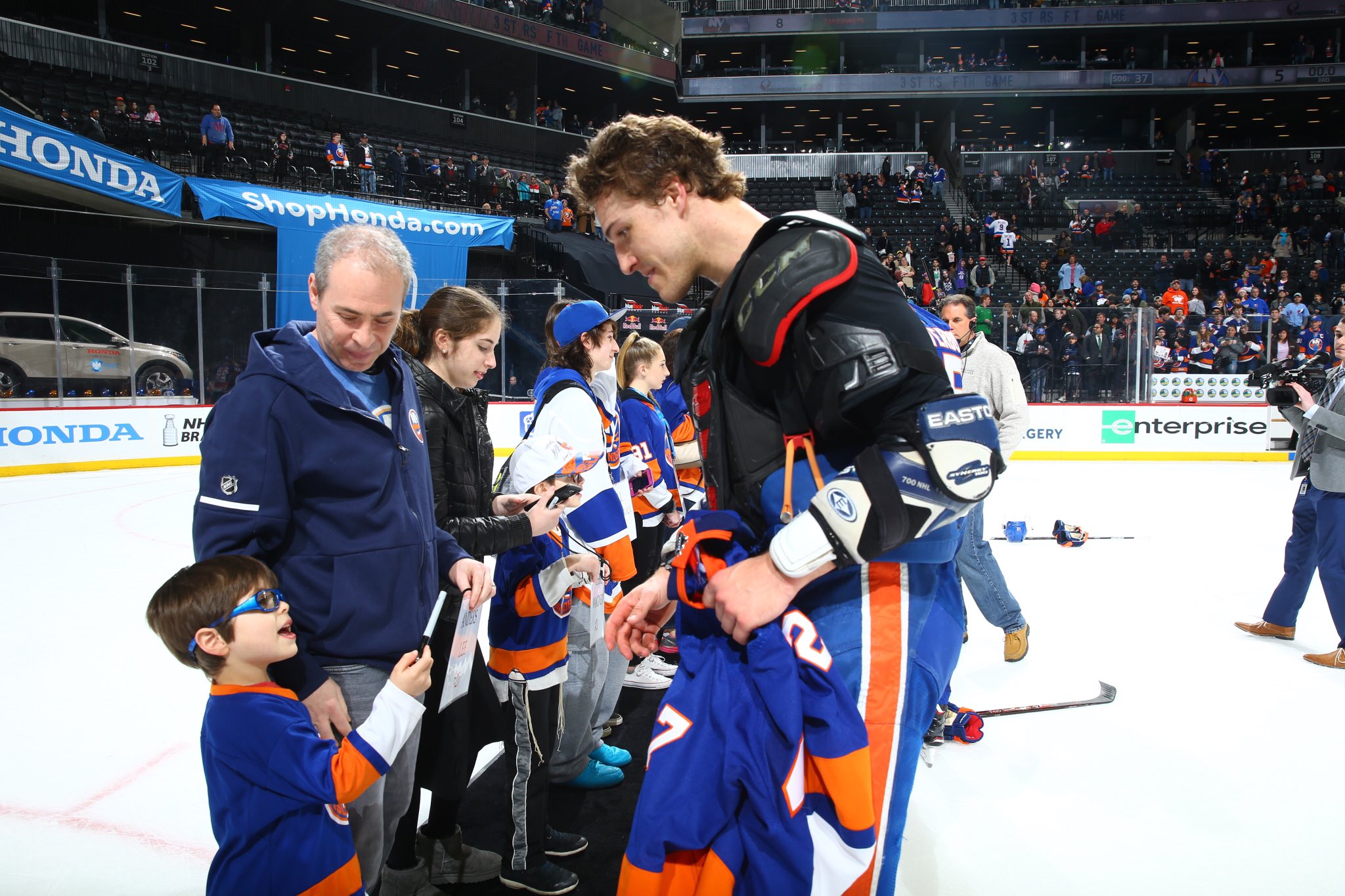 New York Islanders on X: Jersey off the back! #Isles fans who won the “ jersey off the back” auction hit the ice after the game to receive the  jersey from their favorite