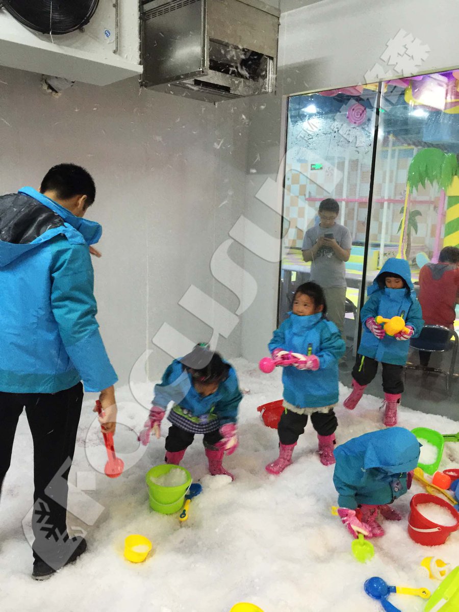 chinaicemachine's tweet photo. FOCUSUN snow falling machine: realize effects of snow falling on the sky, can make snow above zero temperature. Fully automatic design, no need to smash. #snow_machine #snow_falling_machine #snow #focusun_ice_machine https://t.co/6odzE96O2O