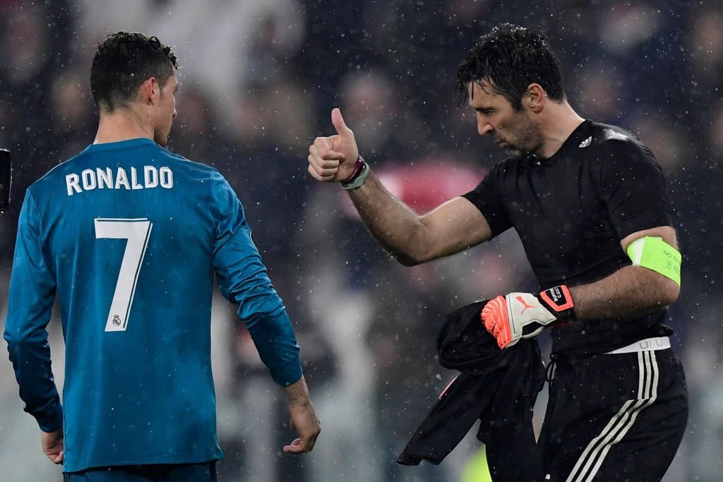 mundodabola's tweet photo. O profissionalismo de Buffon não tem limites 👏 https://t.co/4aV63DvHoG
