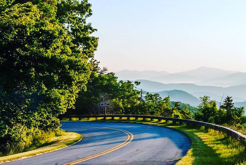 gatlinburgmap's tweet photo. Spring vibes! #gatlinburg #tennessee #discoverymap https://t.co/cTTrAEDQ18