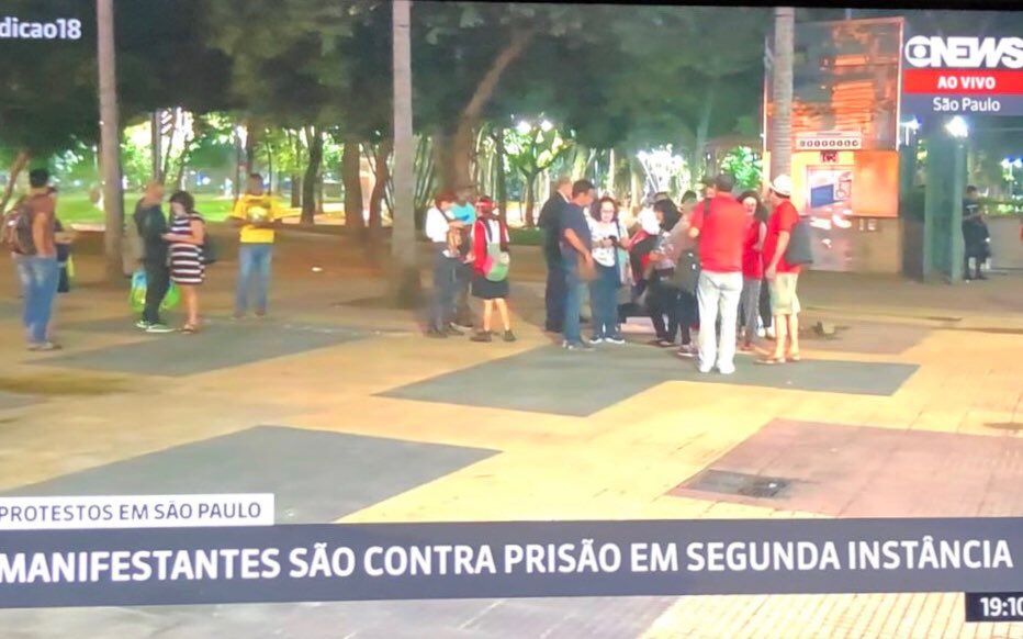 roxmo's tweet photo. Manifestação a favor de Lula bombando! É o bicho! https://t.co/9ArbczB3ld