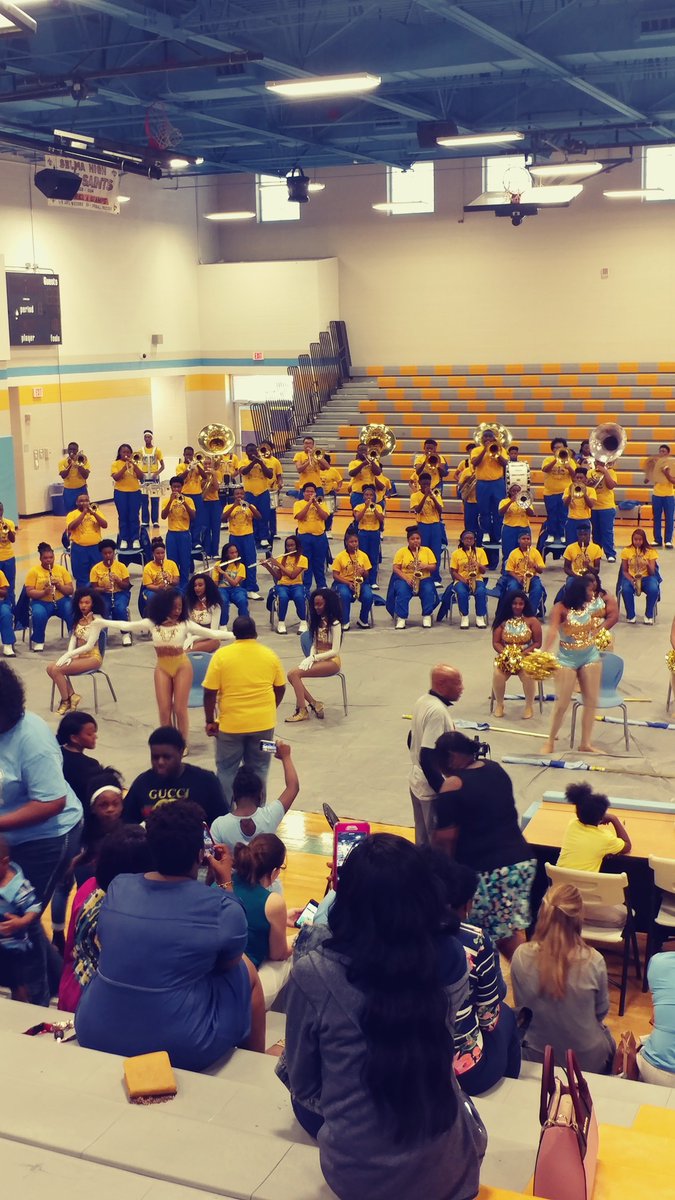 SCSStudentsFir1's tweet photo. We're blowing...What a Great Time to Be a SHS Saint! https://t.co/JrIj4tqfsW