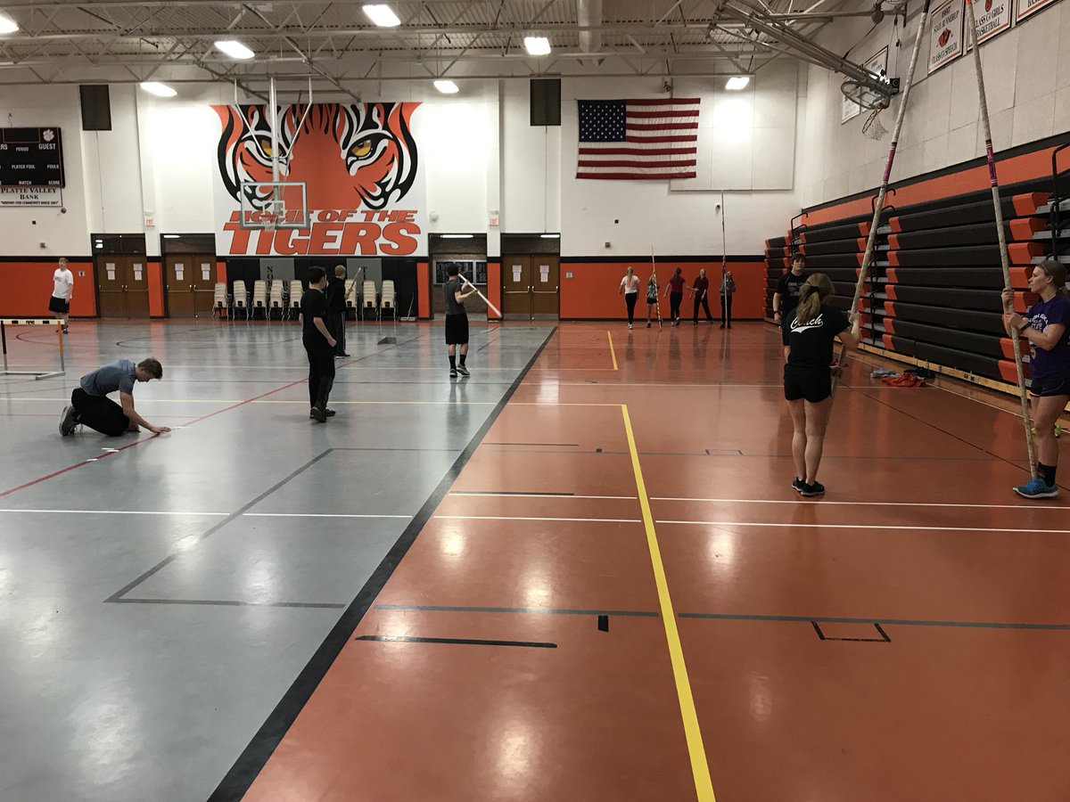 momof3andIteach's tweet photo. Five stations, 18 pole vaulters, 1 circuit drill session, ~45 minutes. 3x15/3x10/3x10/3x5/3x10 #timemanagement #practiceplanning #brrritscoldoutside #runway #plant #takeoff #drive #finish https://t.co/LCvCRe9t5J