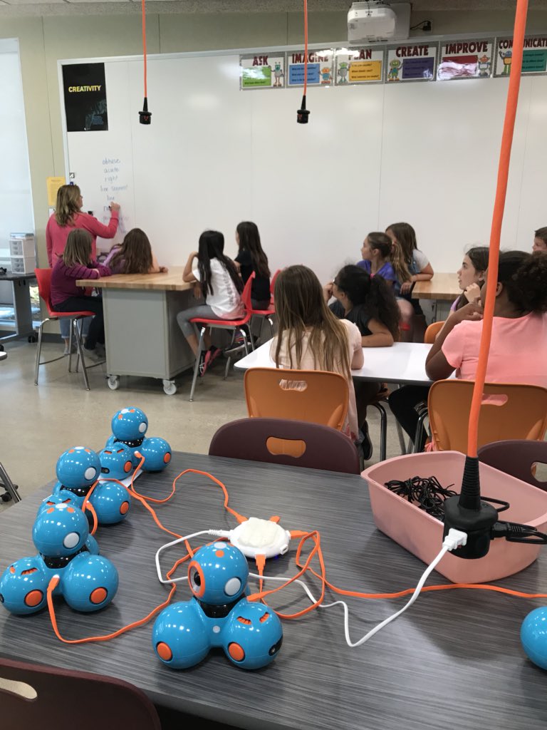 MrsKChia's tweet image. 4thGrSs learning about lines, paths, &amp;amp; angles in #eurekamath to #blockcode #program #present #Dash w/ @MrsC_CarltonAve in #STEAM #USDlearns #Carltonusd