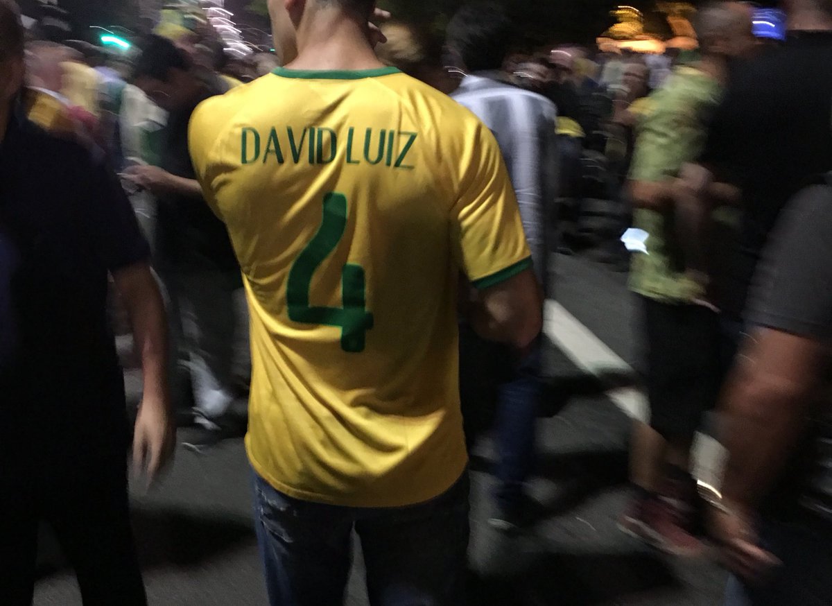 humansprotesto's tweet photo. ORA ORA ORA ... NAUM EH AQUELE Q SOH KERIA LEVAR 1 POUCO DE ALEGRIA P/ SEU POVO E TROUXE O 7x1 ?????? https://t.co/A3B1q92lsG