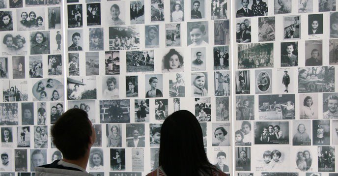 UNESCO's tweet photo. "To build up a future, you have to know the past" - Otto Frank

To prevent future atrocities, 

To uphold human rights, 

To confront intolerance,

We all must learn #HolocaustEducation 👉 https://t.co/d2qjtSJ0mh https://t.co/vKOV4ALJ6l