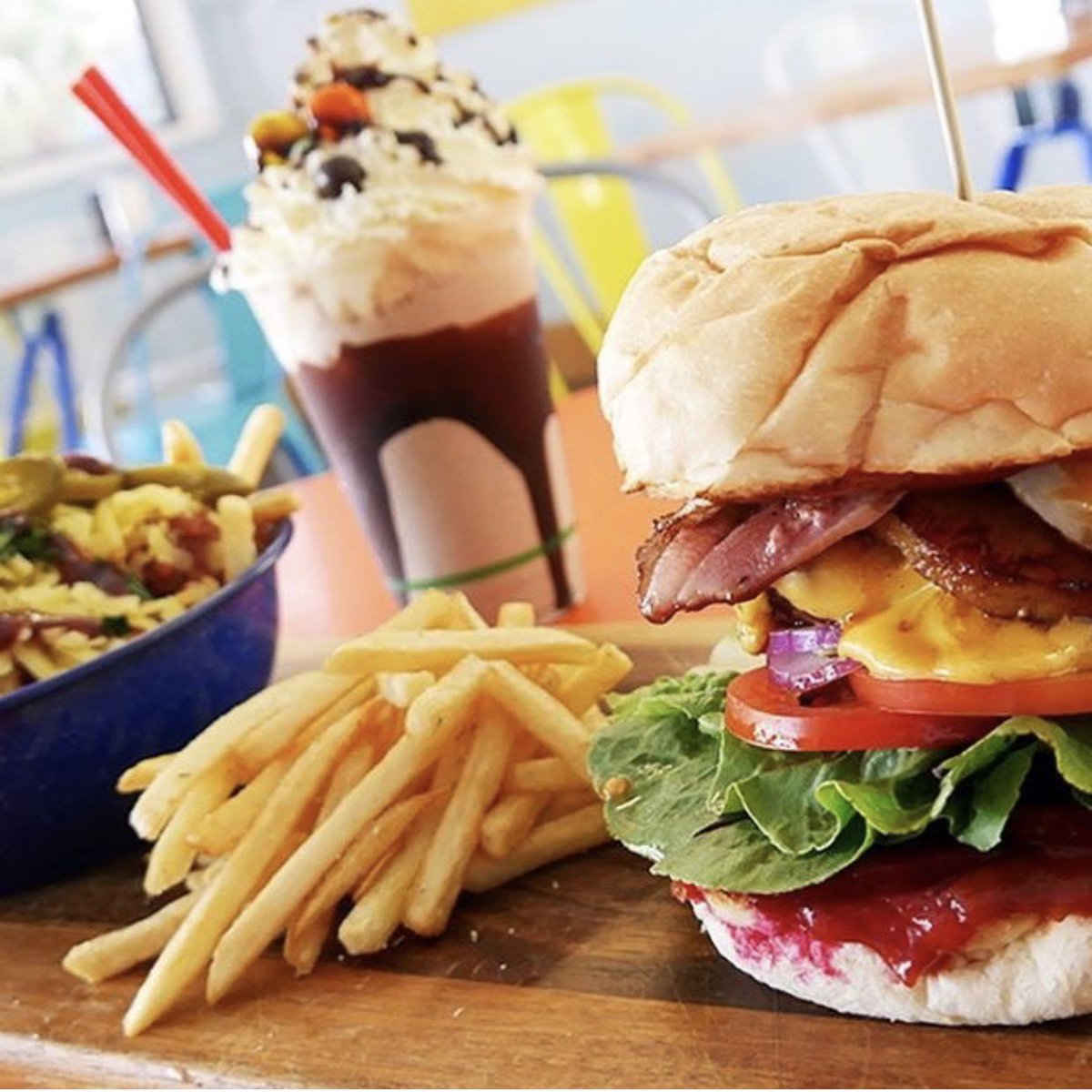 cherrygifted's tweet photo. Looking for a birthday gift with a difference this month? 🎁 🎉
Then, treat them to a SMS cherrygift voucher for some of the best burgers &amp; shakes in town at @Apex Milk Bar 🍔 🍟
SMS gift vouchers available from $20! 📱
#smsgiftvouchers #cherrygift https://t.co/91tPyVFBlA