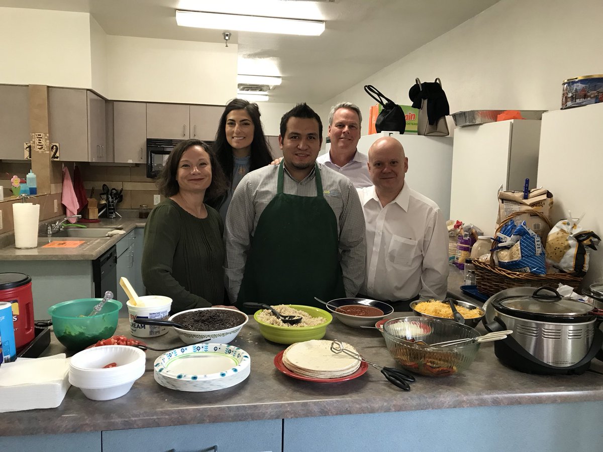 USEagleFCU's tweet photo. Serving the residents at @CasaNM92 a delicious fajita dinner! #CUDifference https://t.co/DziENFZHzI