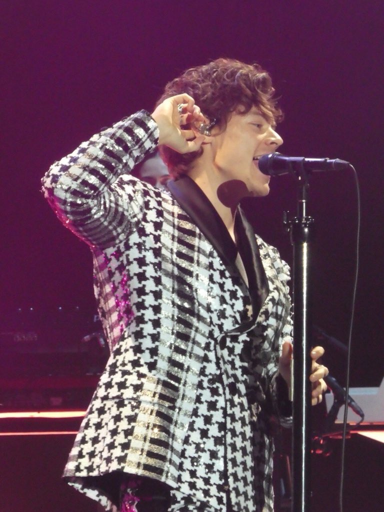 HTourSuits's tweet photo. Harry Styles // Live On Tour Night 11 // Barcelona, Spain 30.03.18 https://t.co/V33WISmI0w