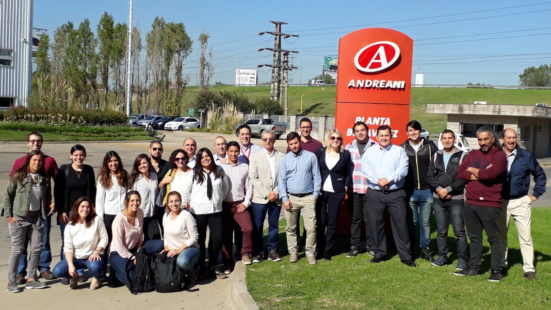 AndreaniOk's tweet photo. Hoy recibimos a un grupo de alumnos de la Diplomatura en #Logística 2018, que organiza nuestra @FundAndreani junto a la #UTN Buenos Aires, en nuestra Central Inteligente de Transferencia (Planta #Norlog) y en Planta Benavídez
#AndreaniCIT https://t.co/xBzedDF0aT
