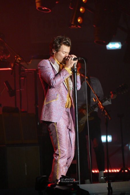 HTourSuits's tweet photo. Harry Styles // Live On Tour Night 13 // Milan, Italy 02.04.18 https://t.co/TRckpaJjNM
