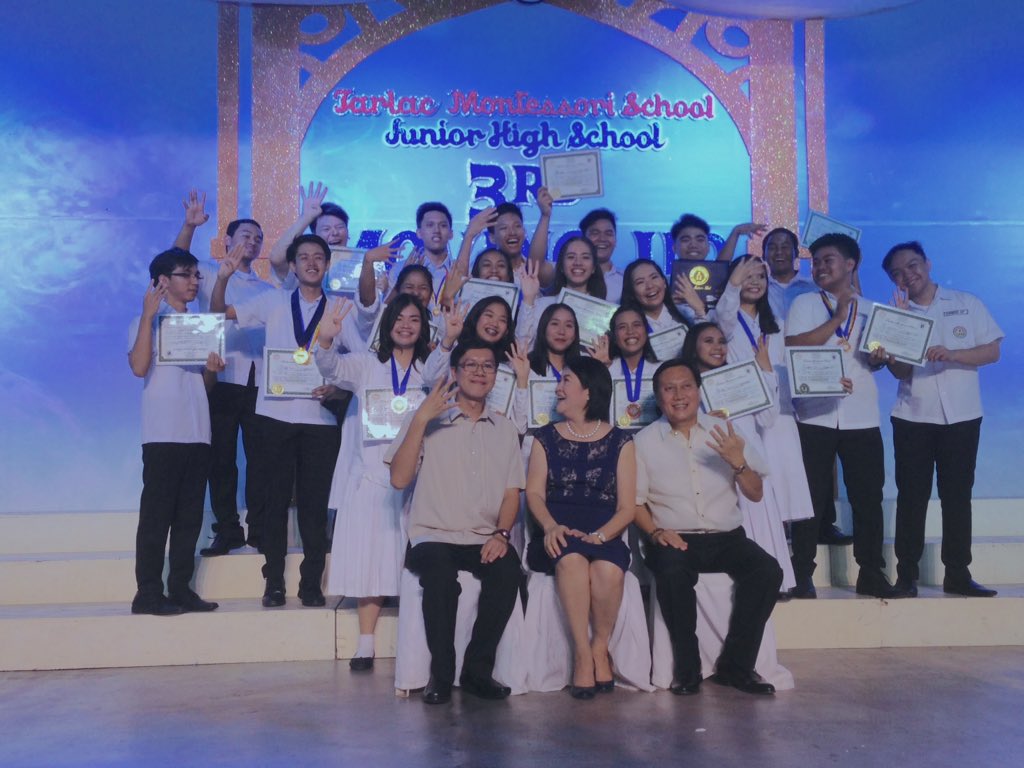 X_SaintMichael's tweet photo. Hindi tayo ang pinakamatalino, hindi tayo ang pinakamataas pero para sa atin, tayo ang pinakamasaya, pinakamaingay at pinakamapagmahal. 

Mabuhay Sir Rene, mabuhay ang bawat isa! 🇵🇭💙 {hindi maitag ang iba} https://t.co/cRmlautuIk