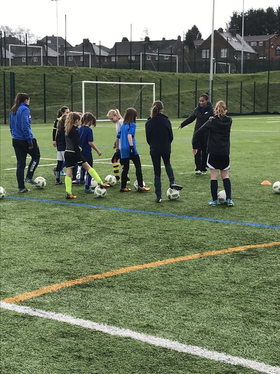 EliteFootballDC's tweet photo. What a fantastic 1st day of our 3 day ‘GIRLS ONLY’ Masterclass !
Superb quality on show!
#AttackingCombinations #HoldUpPlay #PassSelection #Movement #Timing #OptionsOptionsOptions
....all under the guidance of @Lionesses legend @rachelyankey11 https://t.co/6EPJuZwzaI