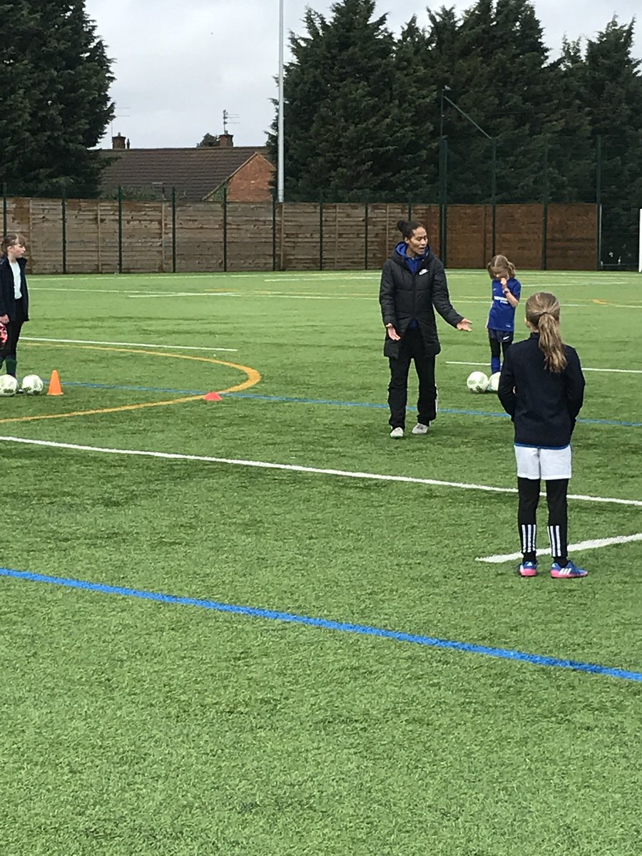 EliteFootballDC's tweet photo. What a fantastic 1st day of our 3 day ‘GIRLS ONLY’ Masterclass !
Superb quality on show!
#AttackingCombinations #HoldUpPlay #PassSelection #Movement #Timing #OptionsOptionsOptions
....all under the guidance of @Lionesses legend @rachelyankey11 https://t.co/6EPJuZwzaI