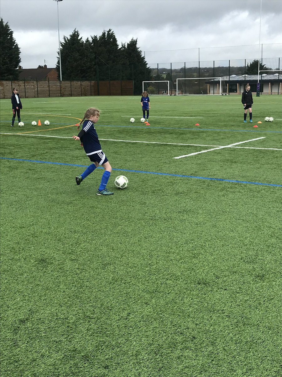 EliteFootballDC's tweet photo. What a fantastic 1st day of our 3 day ‘GIRLS ONLY’ Masterclass !
Superb quality on show!
#AttackingCombinations #HoldUpPlay #PassSelection #Movement #Timing #OptionsOptionsOptions
....all under the guidance of @Lionesses legend @rachelyankey11 https://t.co/6EPJuZwzaI