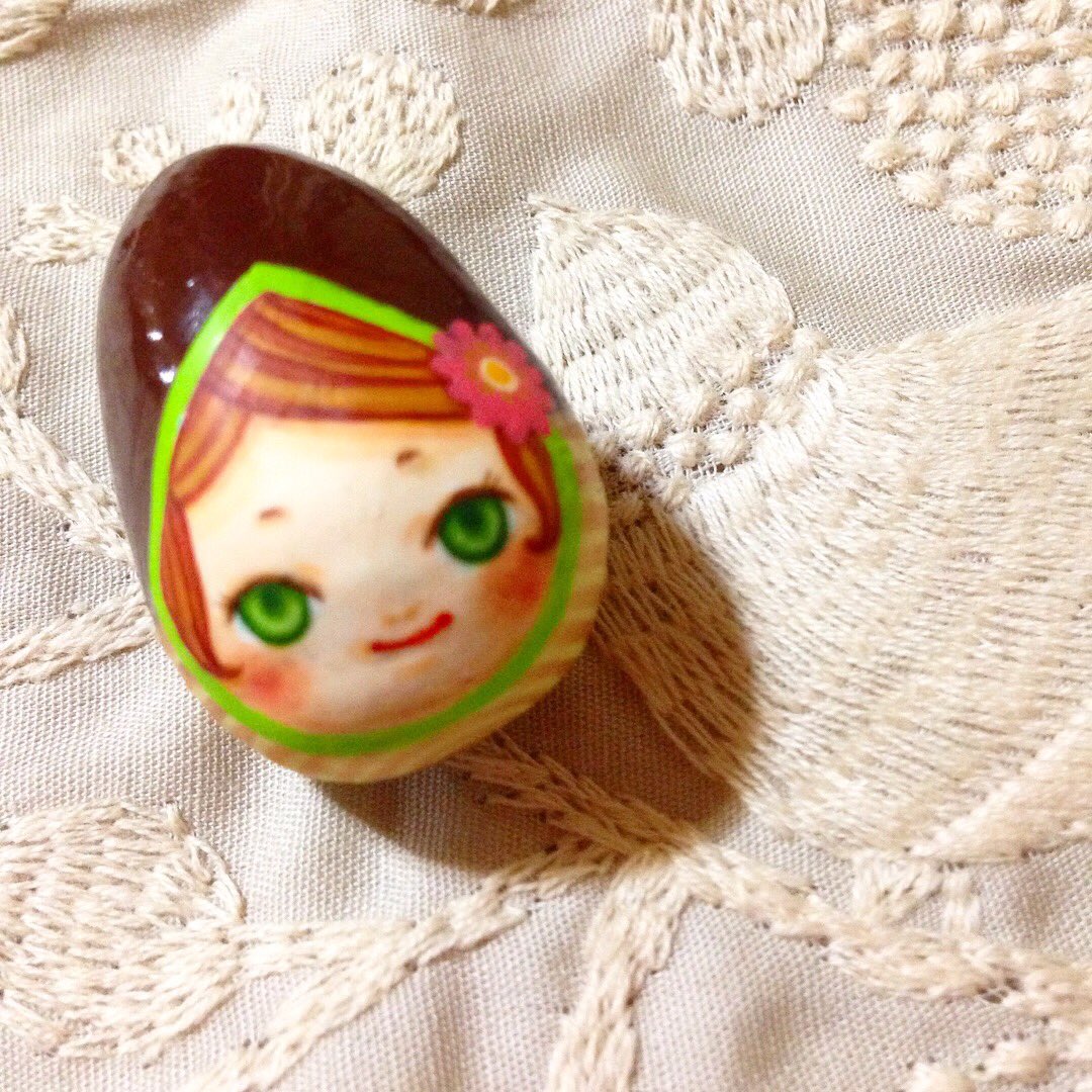 matkanode's tweet photo. 昭和町、アトリエとギャラリーMoiさんの #おきあがり小法師展覧会 制作中です。こちらはどんぐりちゃん。(martha)
#アトリエとギャラリーMoi #おきあがり小法師 #おきあがりこぼし #マトカノオド #matkanode https://t.co/vgExG9O9Ja