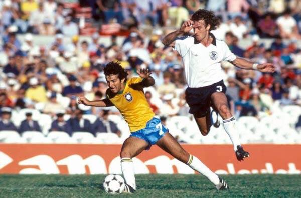 OldFootball11's tweet photo. #Brazil 4-1 #WestGermany
#Mundialito in Uruguay in 1981
#Tita and #RainerBonhof
#BRAGER #BrazilGermany
MT @DomingosFonsec4 https://t.co/Ij4tgG3R2R