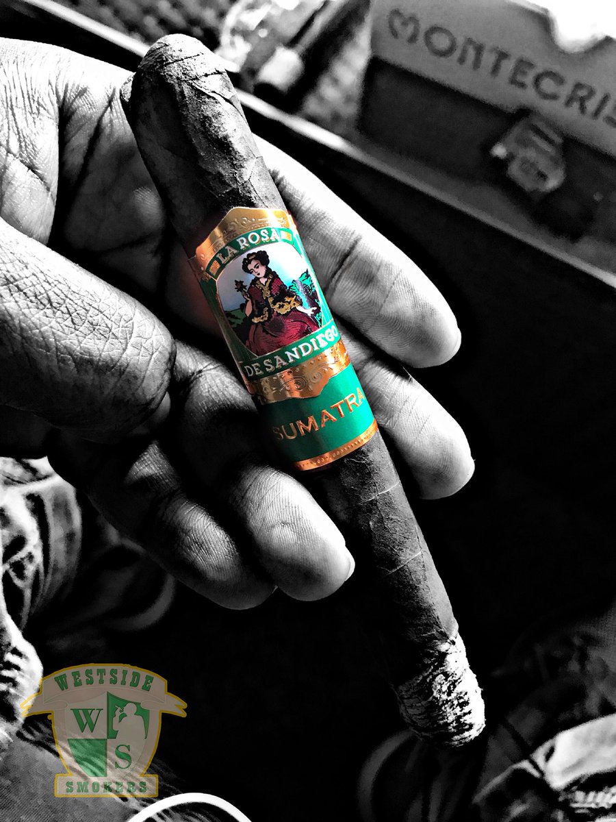 WSSmokers's tweet photo. Enjoying this very flavorful stick by @larosacigars #WestSideSmokers #KingofTheLeaf #QueenofTheLeaf #cigaraficionado #Cigarlife #CigarGeek #KingDuhon https://t.co/kUwqnvHTfQ