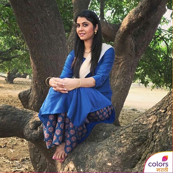 ColorsMarathi's tweet photo. कोकणाचा Feel यावा म्हणून आंब्याच्या झाडावर चढून बसणारी ही पहिलीच ! काय सांगाल तुम्ही राधाला ? #RadhaPrem #ColorsMarathi
@VeenaJagtap https://t.co/y5FhUYRd59