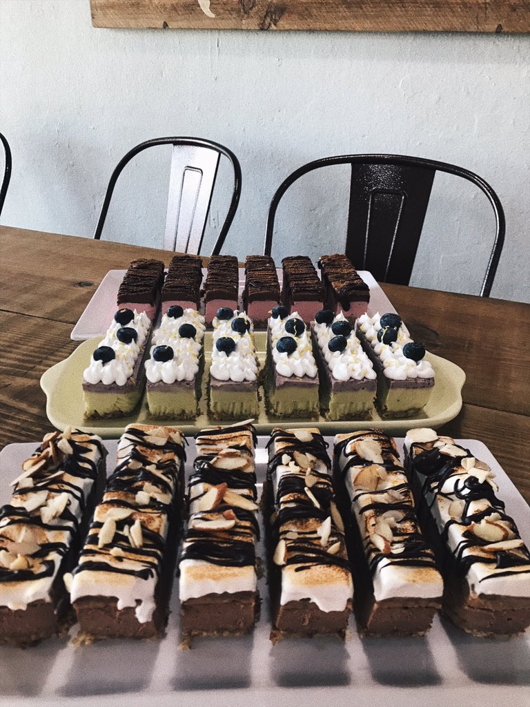amitchelle1's tweet photo. 🌿Vegan cheesecake🌿•Chocolate con cookie dough de almendra, chocolate y merengue •Kiwi y blueberry "•Fresa con cookie dough de chocolate 🍫 #Vegan #ChefAle https://t.co/7HCegv83Qy